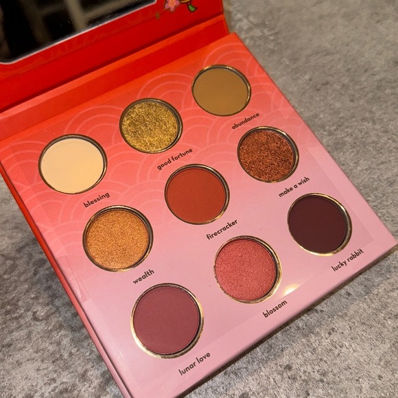 The Creme Shop x Hello Kitty Eyeshadow palette - Picture 2 of 4